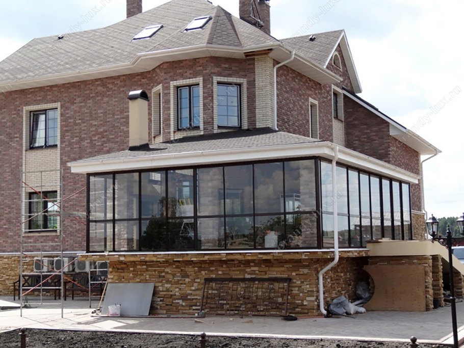 Двухэтажный дом с застекленным балконом