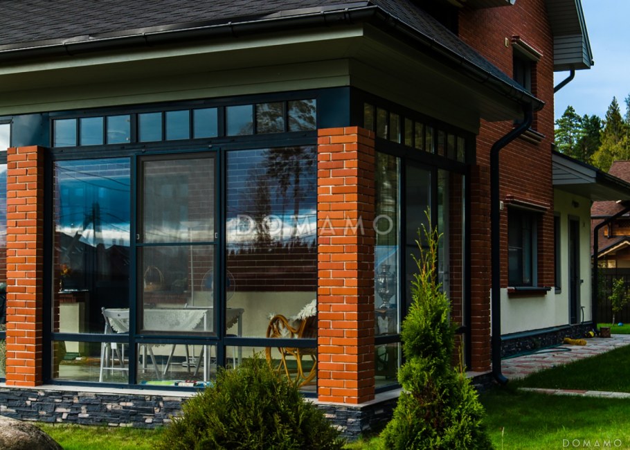 Остекленная веранда из кирпича