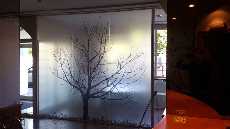 Стеклянная перегородка с подсветкой