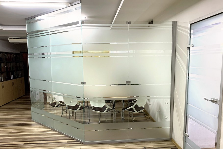 Офисные стеклянные перегородки не до потолка
