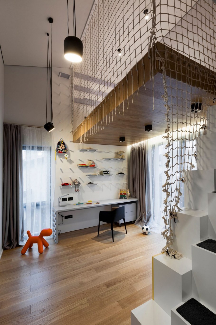 Комната с высокими потолками