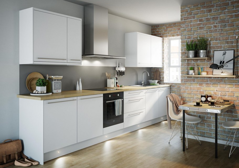 Белая кухня с серым фартуком