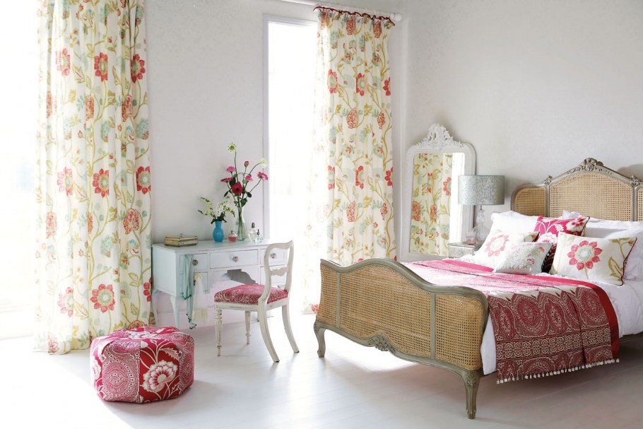 Цветастые обои в спальне