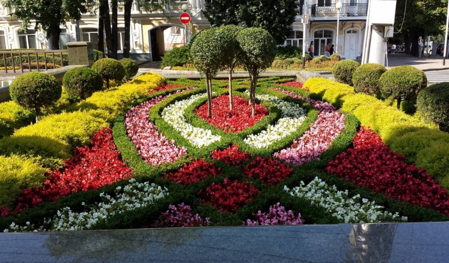 Розарий в регулярном стиле