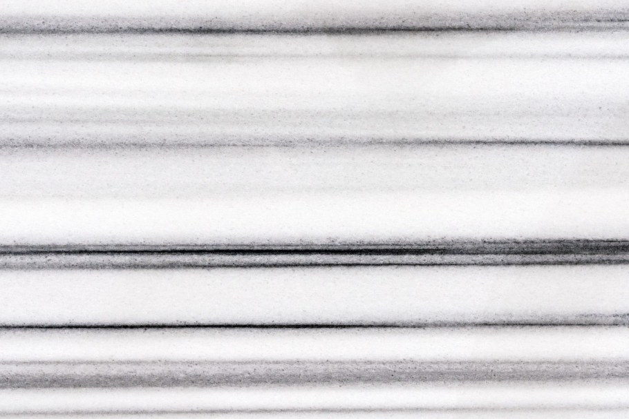 Мрамор и дерево в интерьере гостиной