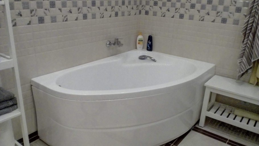 Совмещённый санузел с угловой ванной