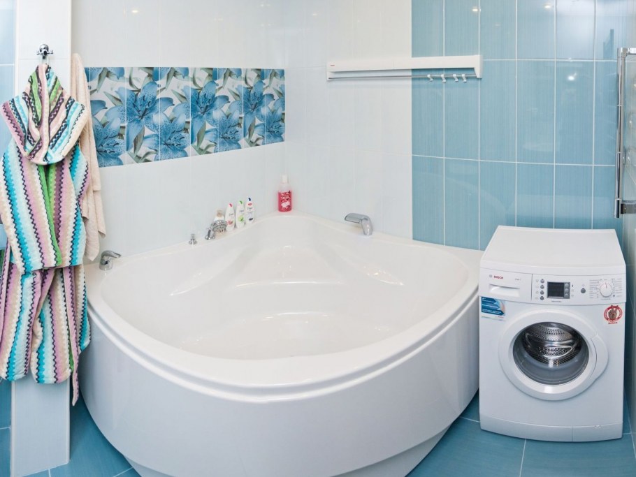 Совмещенная ванная комната с душевой кабиной