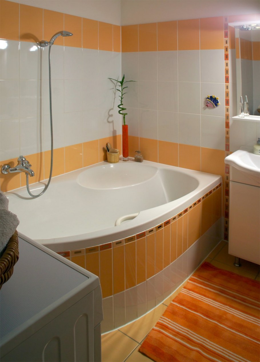 Угловая ванная комната с туалетом