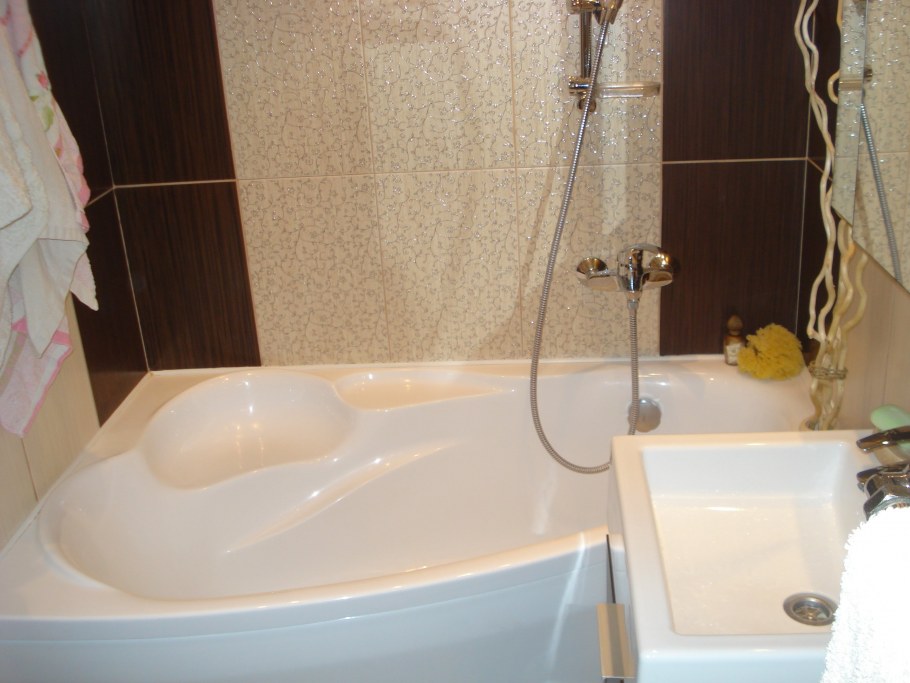 Угловая ванна в маленькой ванной