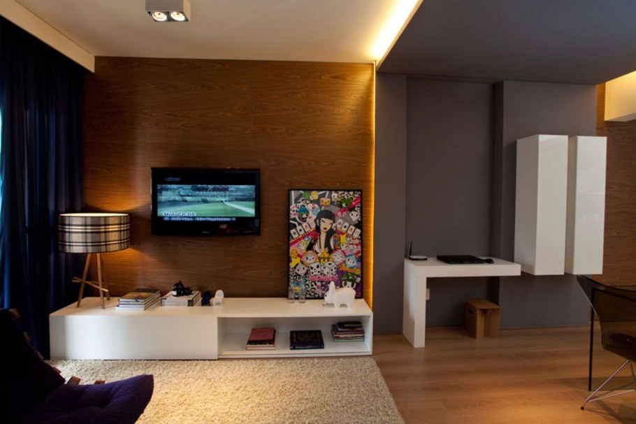 Уютная гостиная с большим телевизором