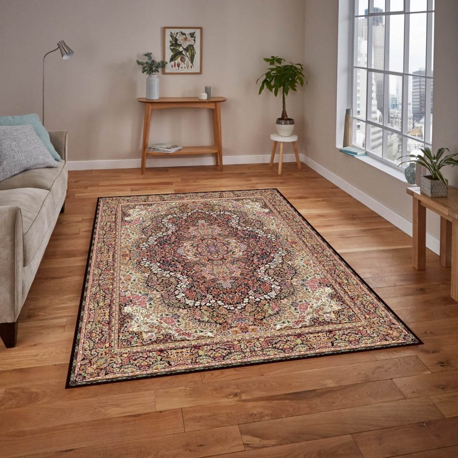 Красный ковер в гостиной