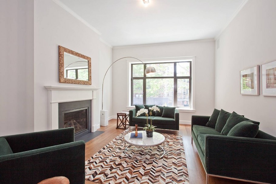 Камин в интерьере гостиной