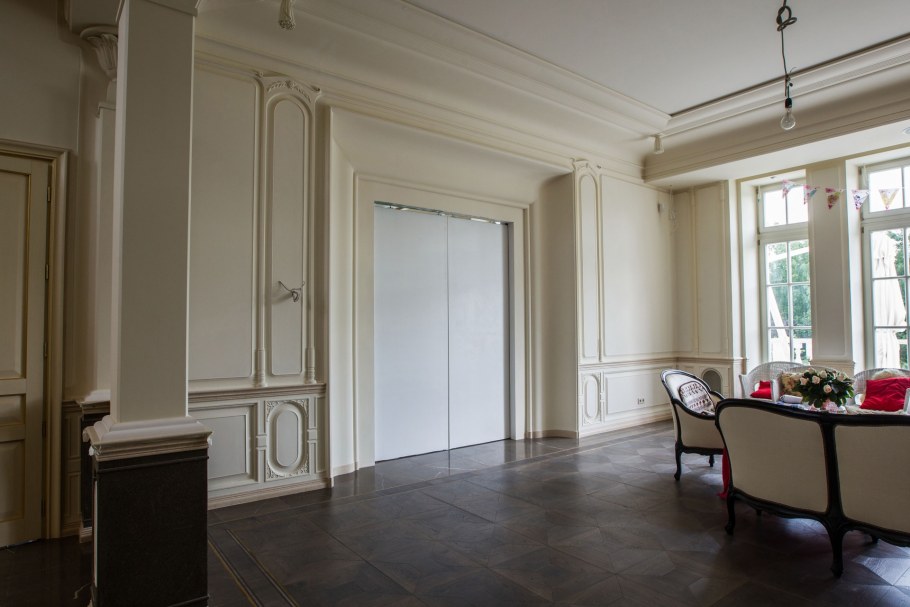 Окна с лепниной в интерьере