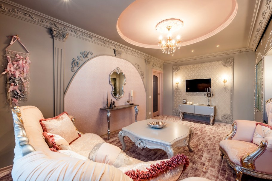 Комната с лепниной