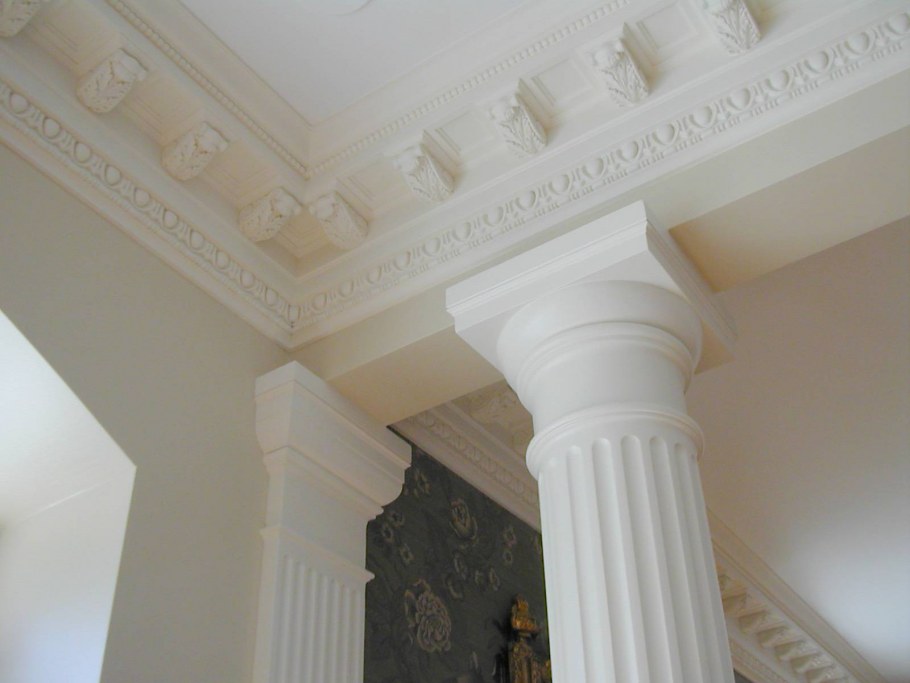 Цилиндрический свод потолка с лепниной