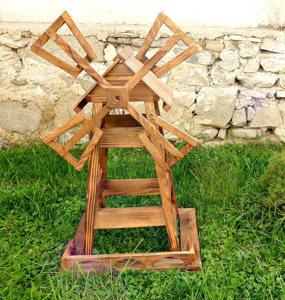 Скамейка в саду