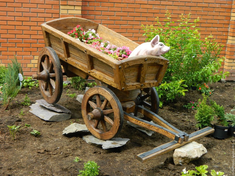 Телега из дерева для сада