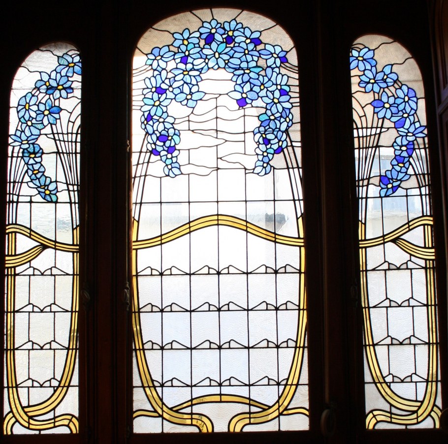 Красный витраж