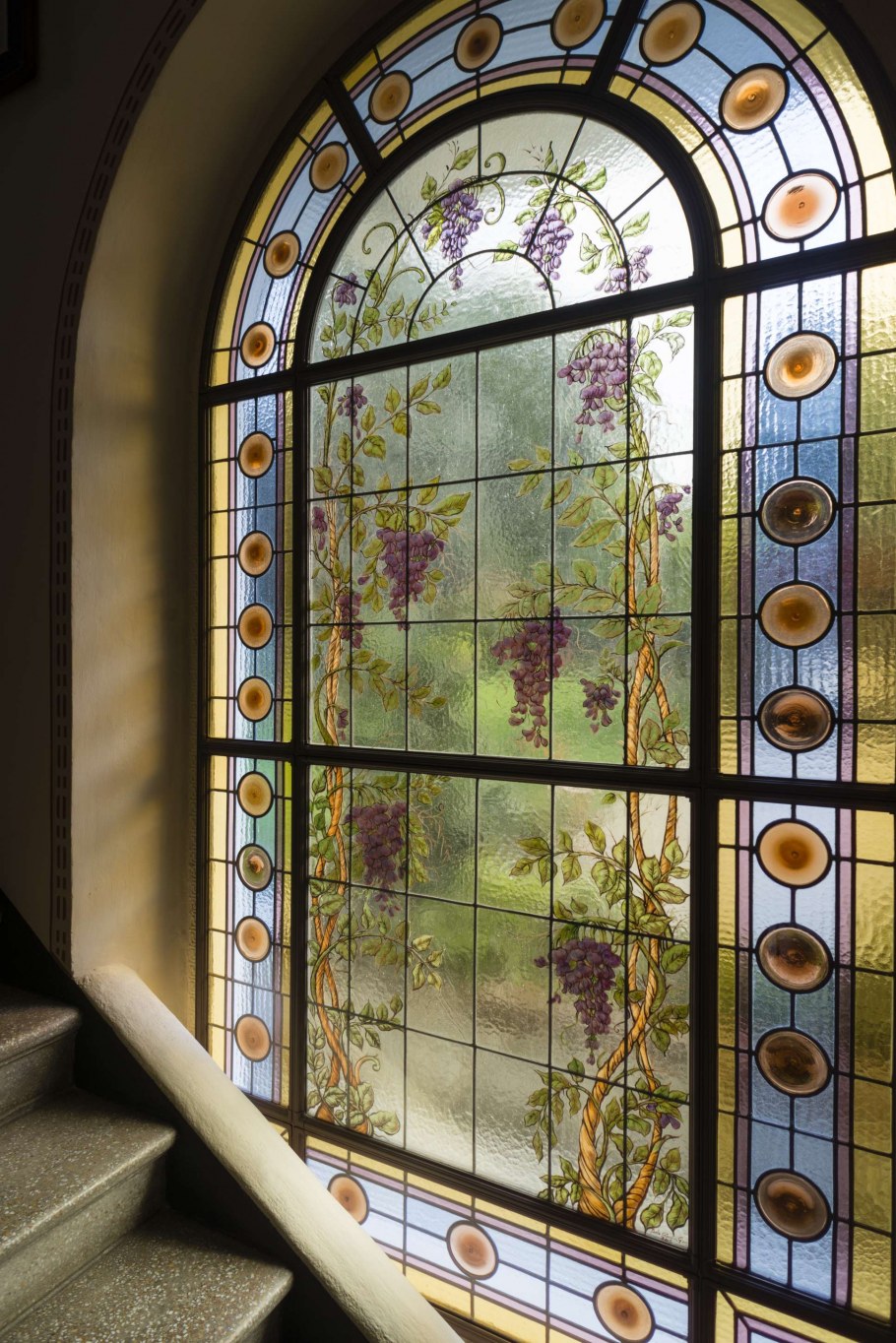 Комната с витражным окном