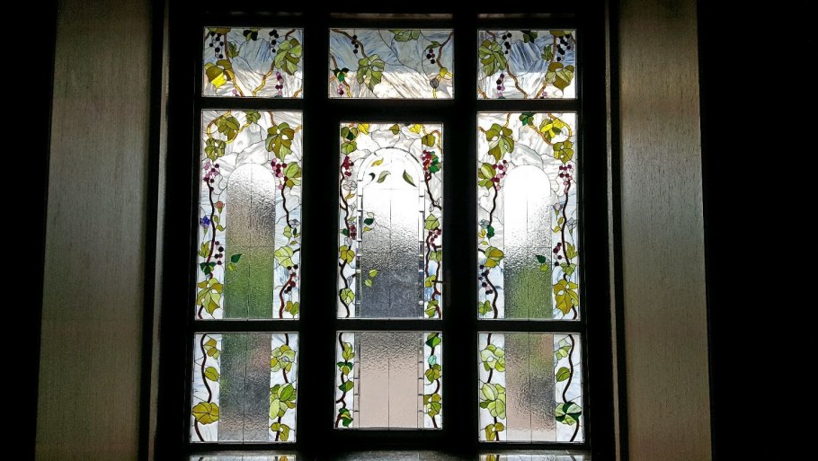 Треугольные окна с витражом