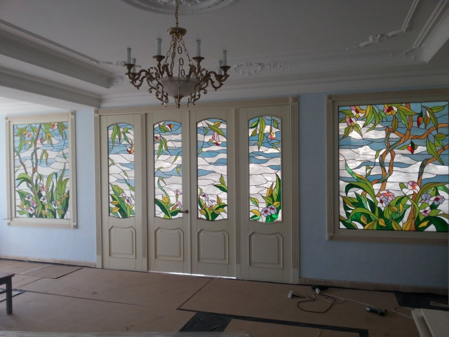 Полукруглые витражные окна