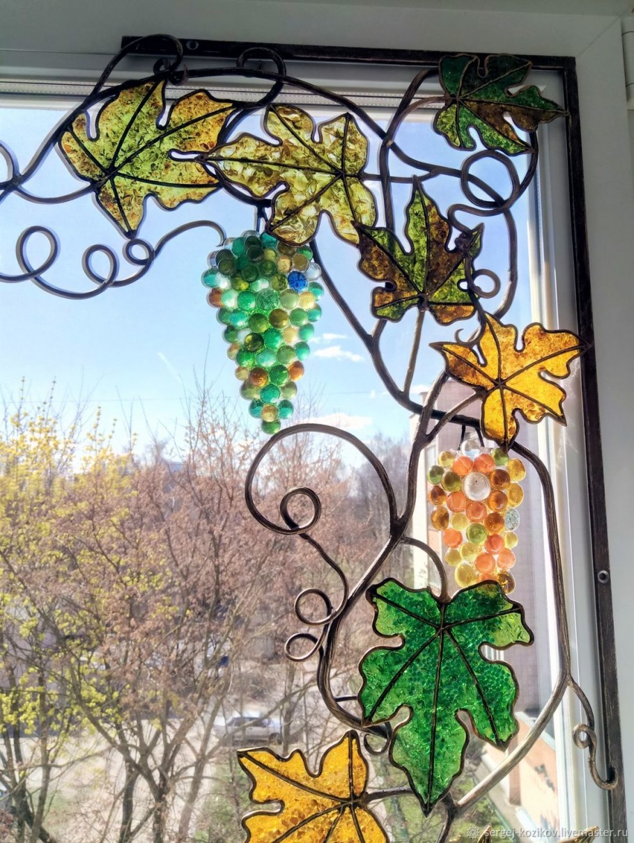 Стеклянная дверь с витражом