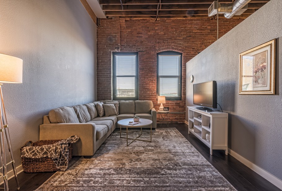 Потолочный плинтус лофт