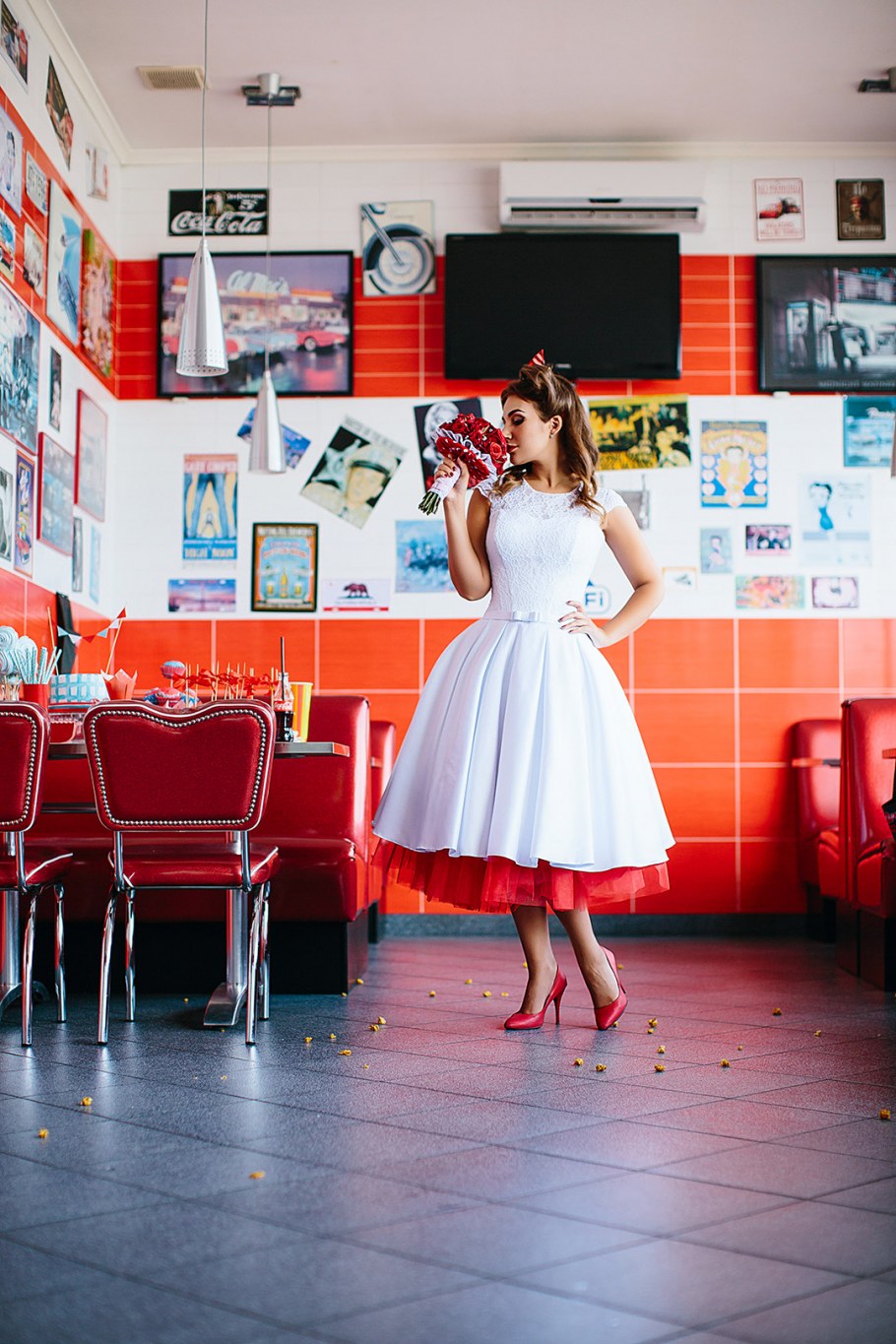 Белое платье в стиле пин ап