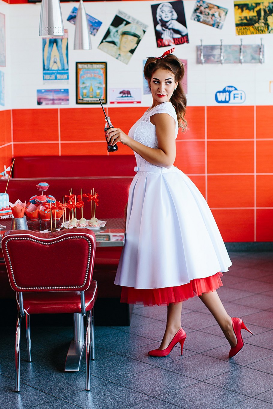 Девушка с фотоаппаратом пин ап