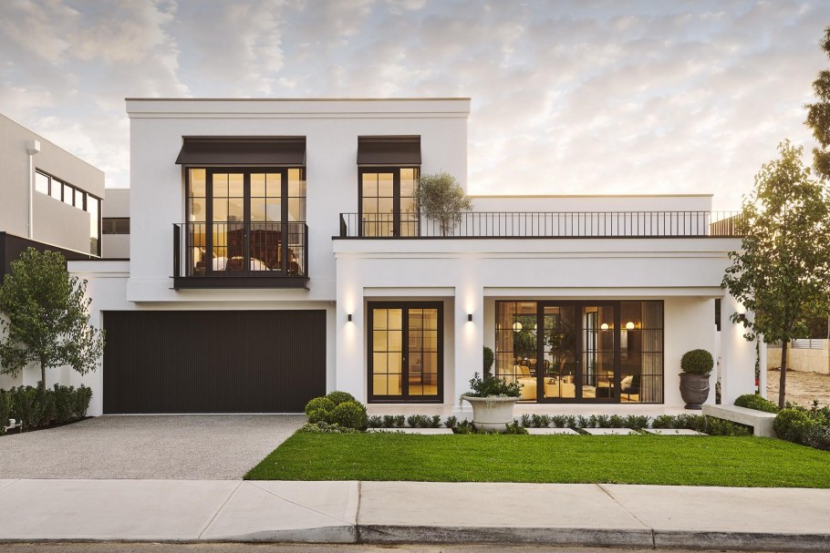 Трехэтажный дом с плоской крышей