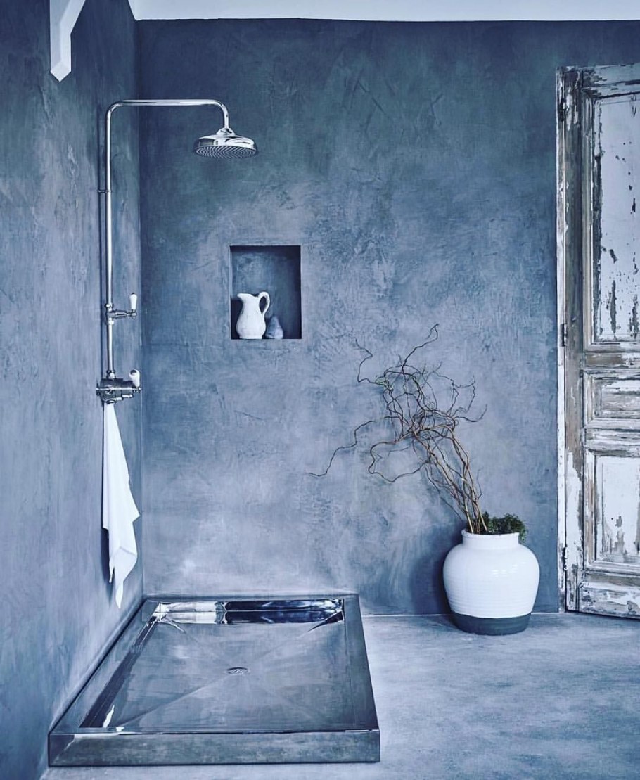 Ванная комната с бетонными стенами