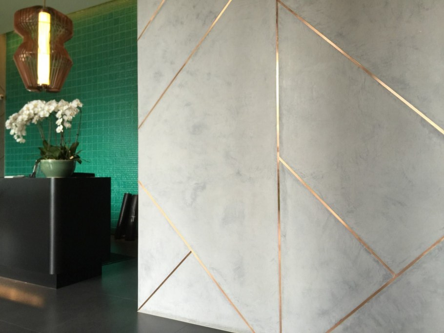 Латунный профиль в интерьере