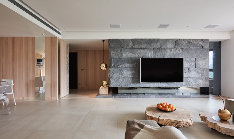 Телевизор на мраморной стене