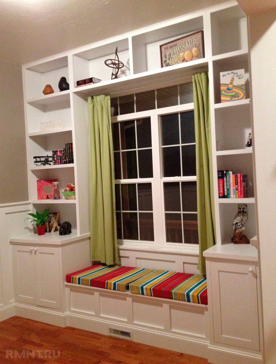 Книжные стеллажи вокруг окна