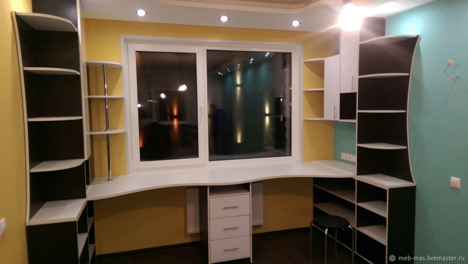 Кровать возле окна