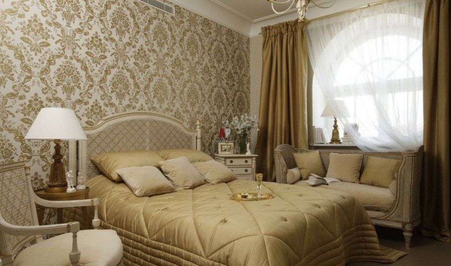 Золотые обои в интерьере спальни