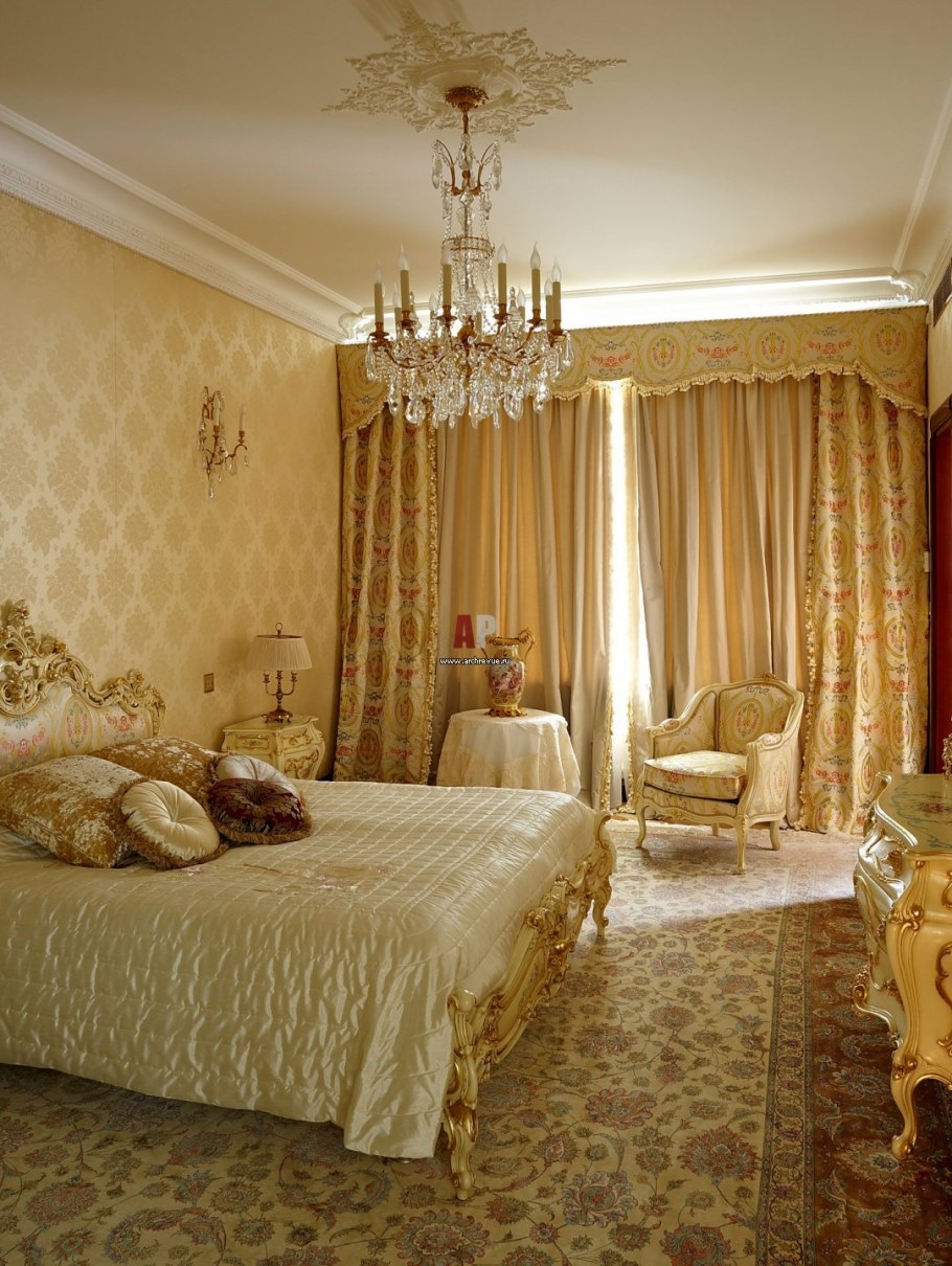 Золотистые шторы в спальню