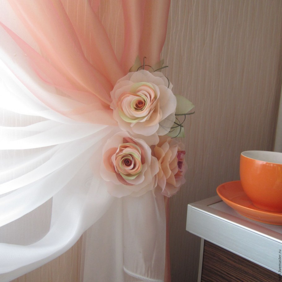 Г рляндыиз бумажных цветов