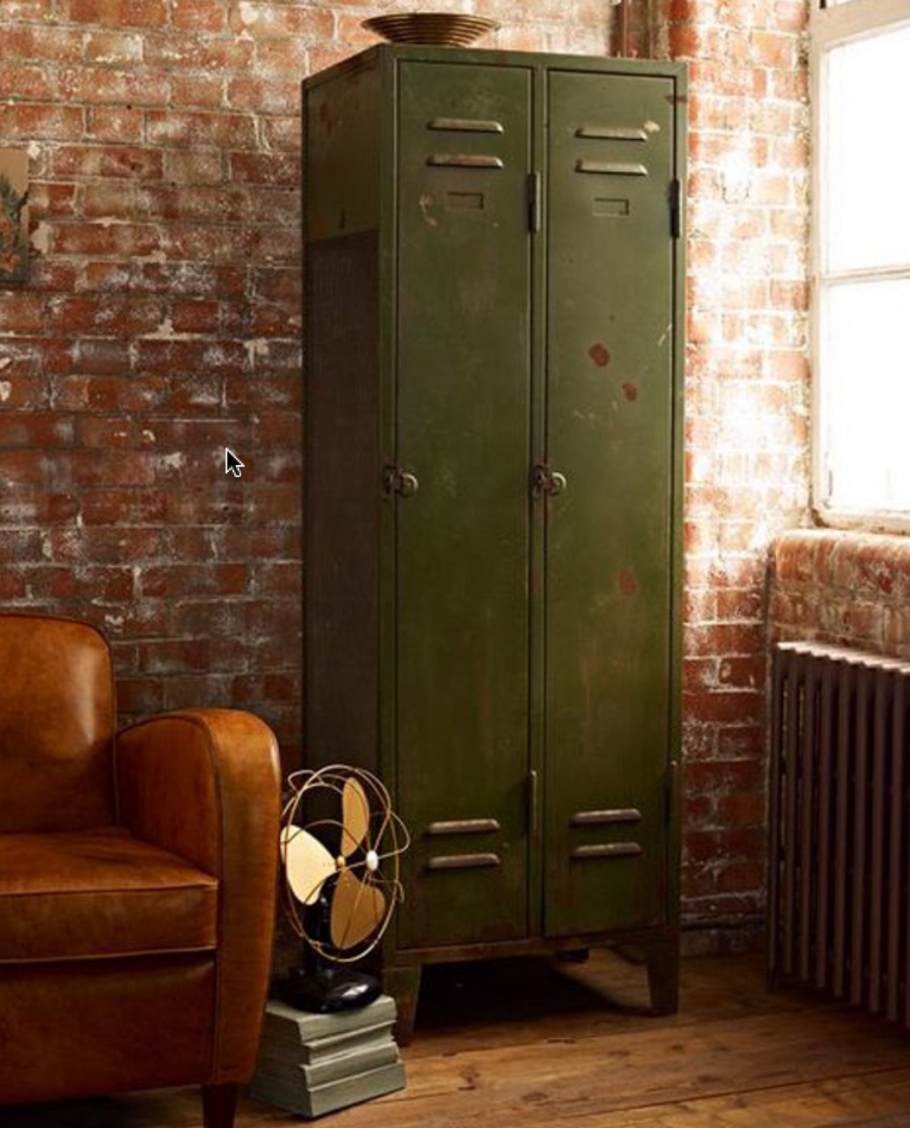 Железный шкаф в интерьере