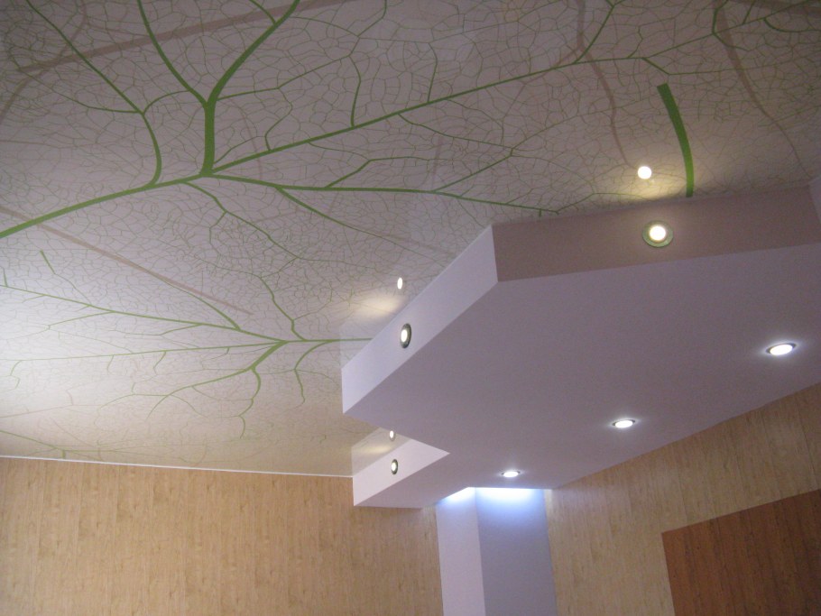 Многоуровневый потолок в гостиной