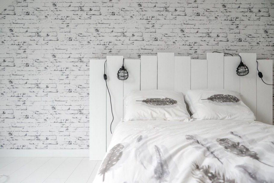 Белый кирпич в интерьере спальни