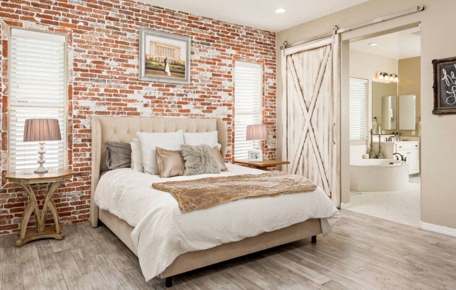 Стена из кирпича в спальне