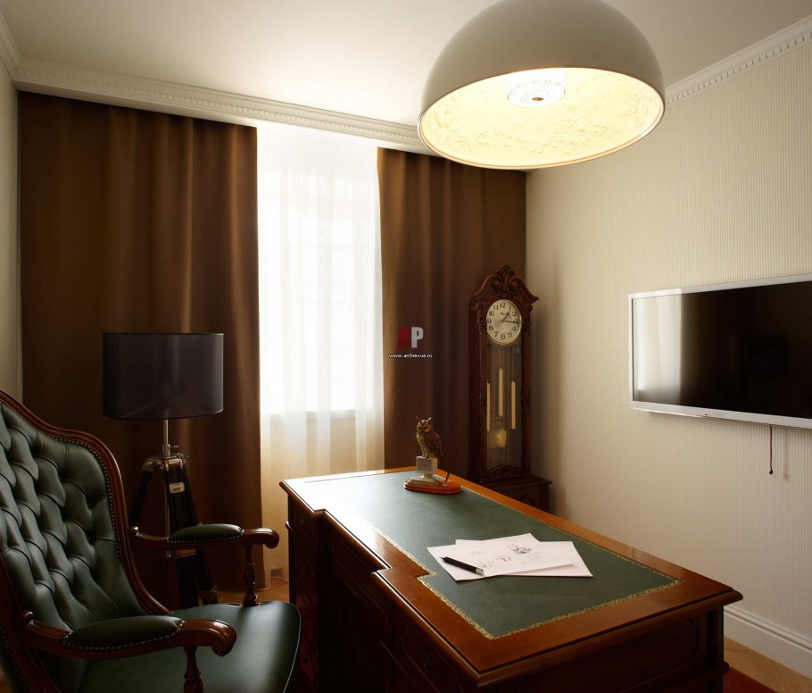 Стены в маленьком кабинете