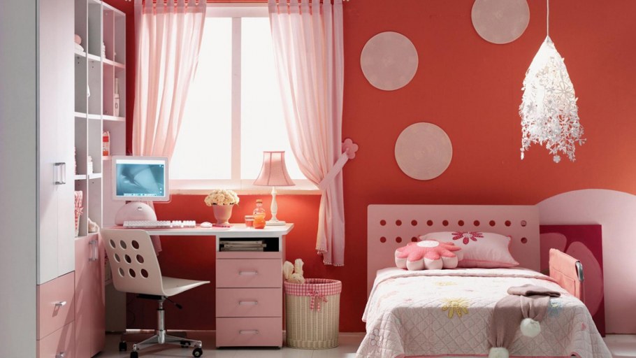 Красный в спальне для девочки