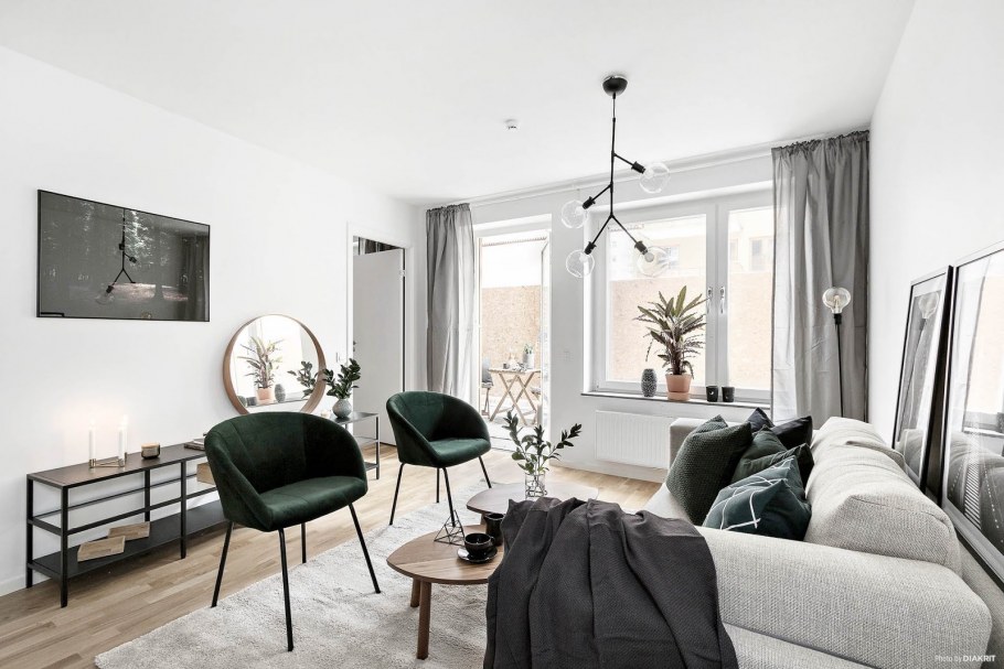 Картина в комнату с белыми стенами и серой шторой