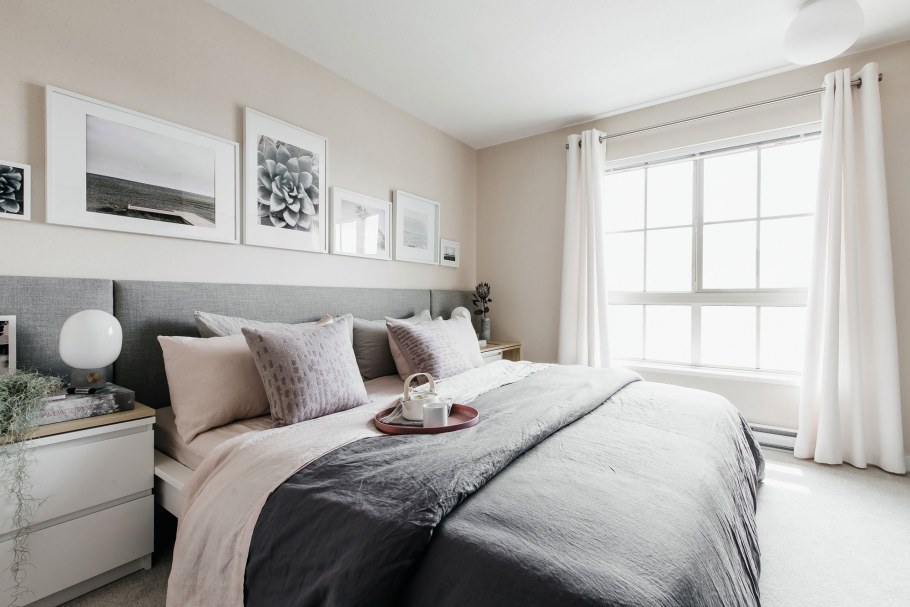Светлая спальня с серой мебелью