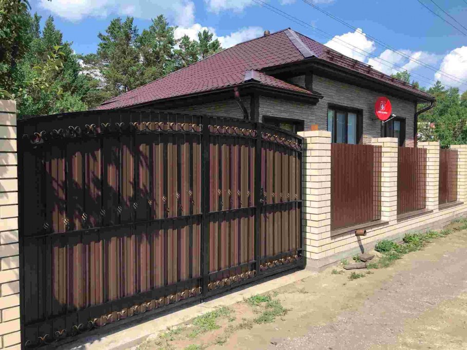 Забор с воротами и калиткой