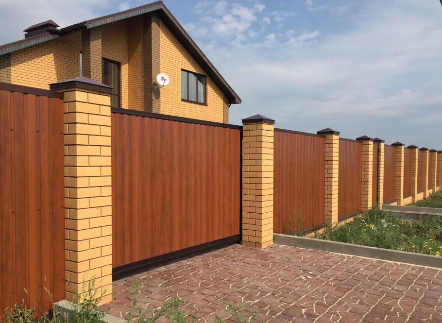 Фасадный забор с откатными воротами