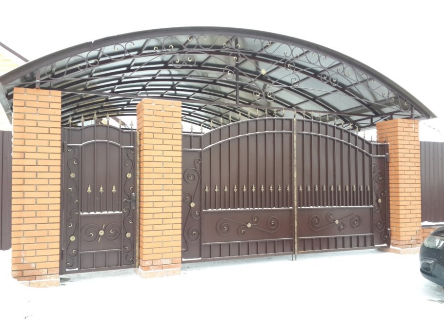 Комбинированный забор из профнастила и дерева