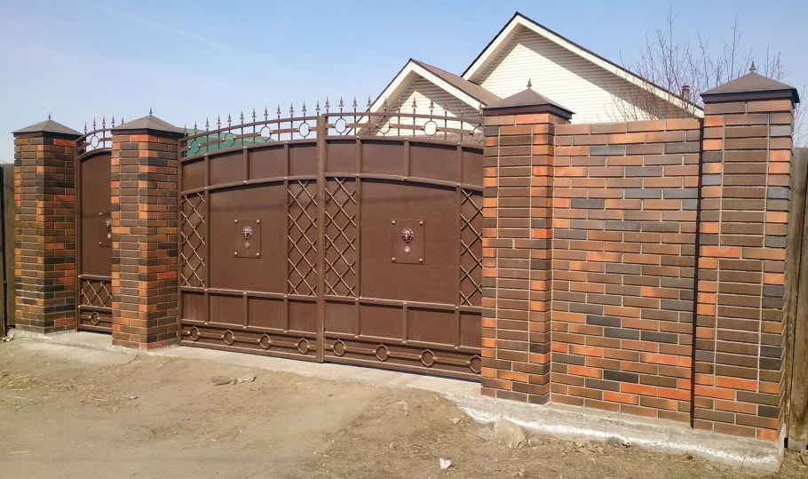 Красивый забор с кирпичными столбами